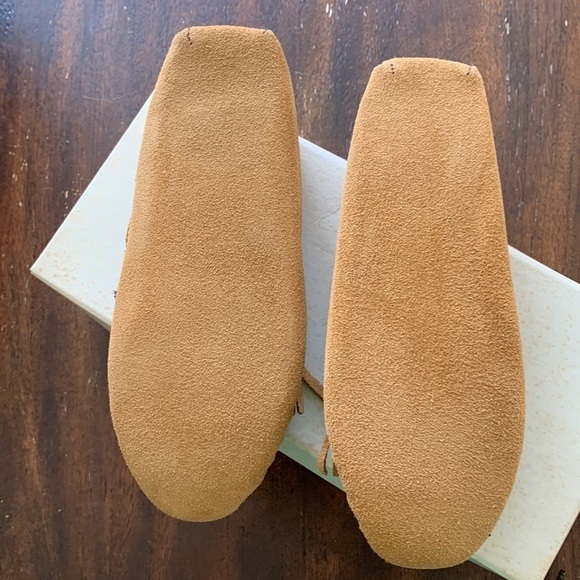Minnetonka Moccasin Tan Suede 5.5 - Picture 2 of 5